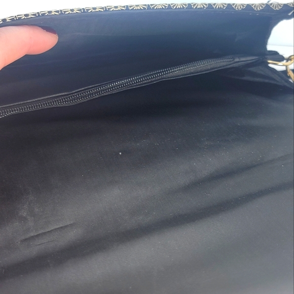 Vibrant Embroidered Lotus Flower Purse With Chunky Buckle Clasp - Picture 6 of 13